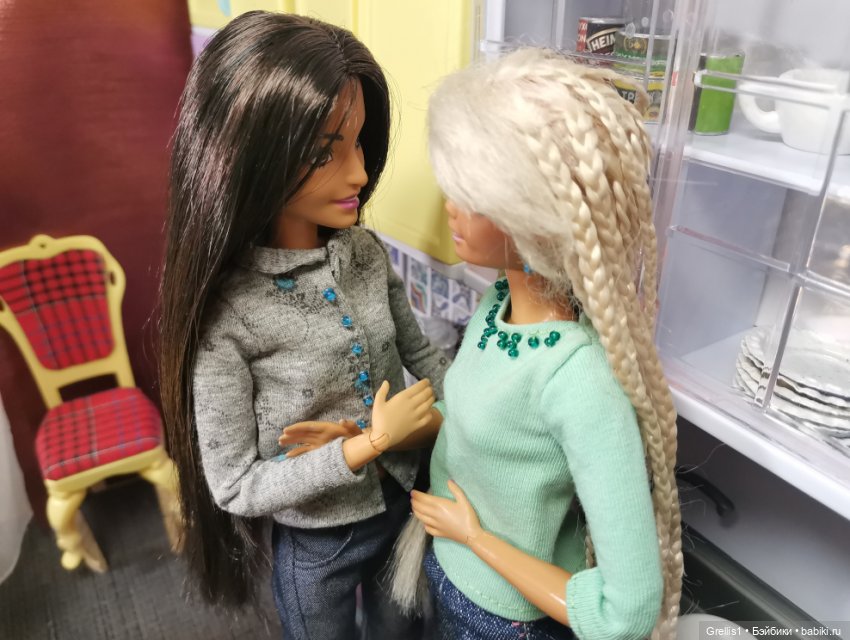 Две девицы под окном... Сёстры Ч