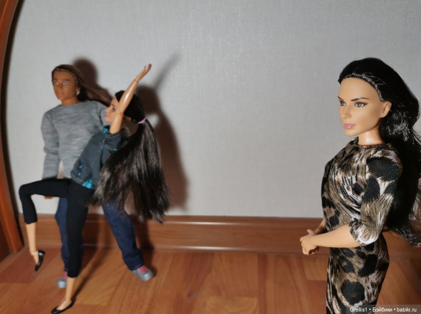 Сборы в город S. Сёстры Ч