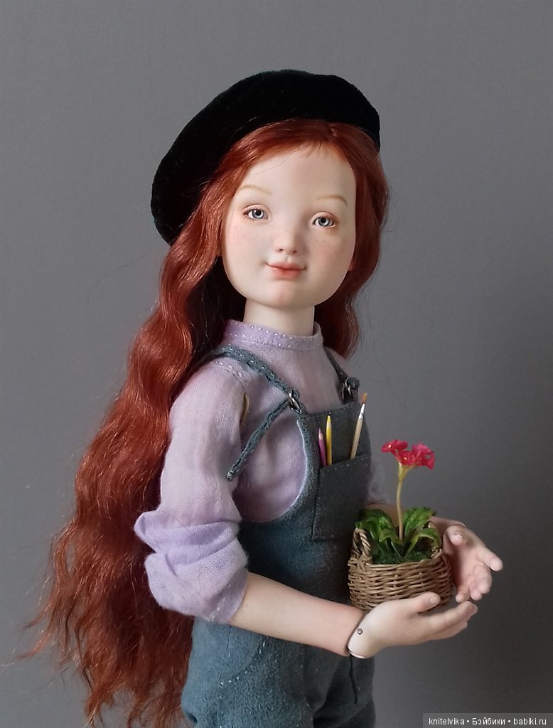 Авторская шарнирная кукла художник-ботаник