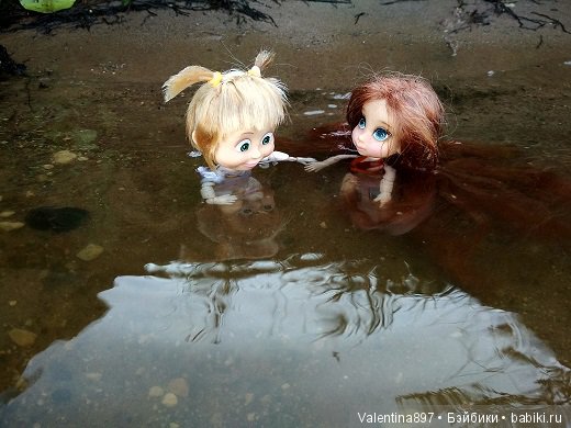 Дачные зарисовки. Даринка и Машуня купаются и отдыхают