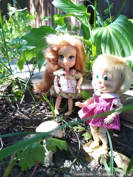 Дачные зарисовки. Даринка и Машуня купаются и отдыхают