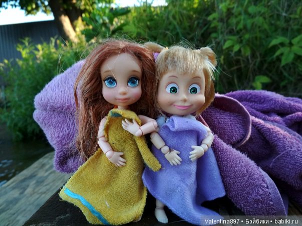 Дачные зарисовки. Даринка и Машуня купаются и отдыхают