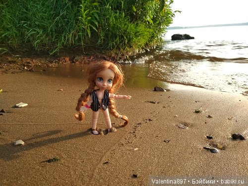 Дачные зарисовки. Даринка и Машуня купаются и отдыхают