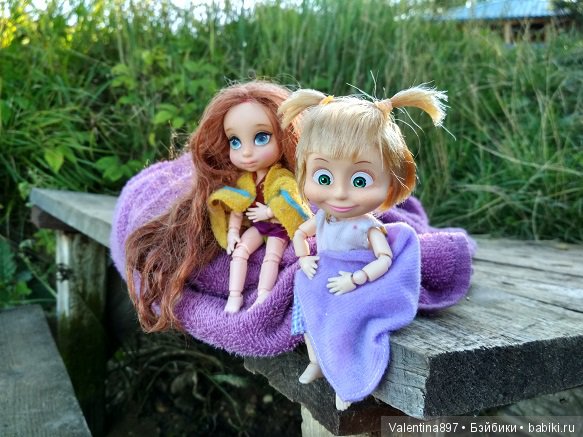 Дачные зарисовки. Даринка и Машуня купаются и отдыхают