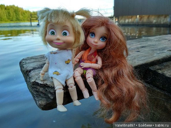 Дачные зарисовки. Даринка и Машуня купаются и отдыхают