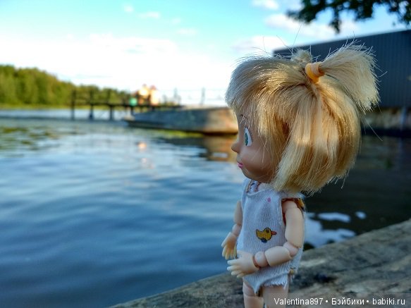 Дачные зарисовки. Даринка и Машуня купаются и отдыхают