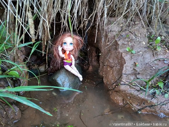 Дачные зарисовки. Даринка и Машуня купаются и отдыхают