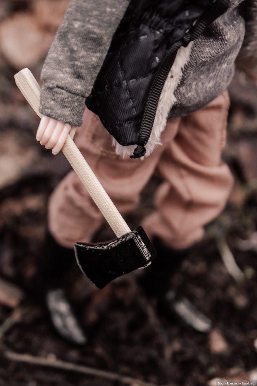 В лесу раздавался топор дровосека