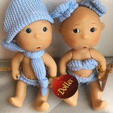 Новые пупсы в одежде и коробке. Очень милые)