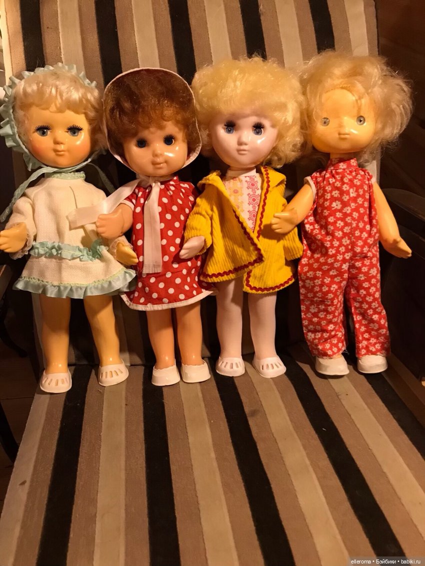 Ещё мои белАрусочки в родном. Та, что в комбезике - редчайшая, но у меня есть ещё такая же и паричковая)