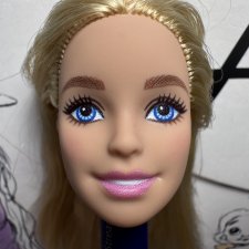 Голова Барби йоги "Безграничные движения" Милли 2024 год