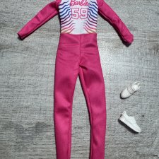 Комбинезон паралимпийца и белые кроссовки