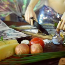 Русалка жарит рыбу