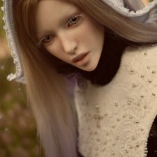 Девушка в лавандовых полях