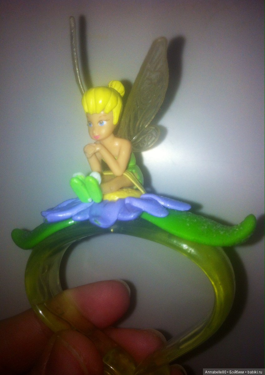 Динь сидит на браслете, ее дочь брала в садик.