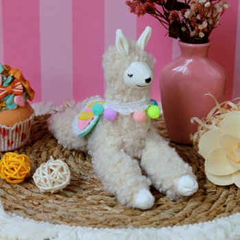 Спящая кудрявая лама