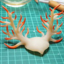 Процесс работы над рогатой собачкой