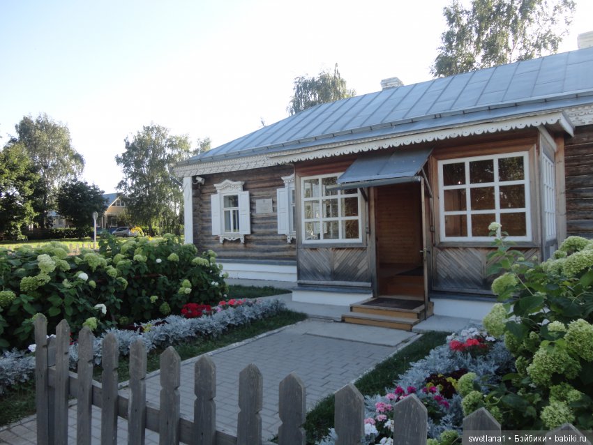 «По- осеннему шепчут листья…»