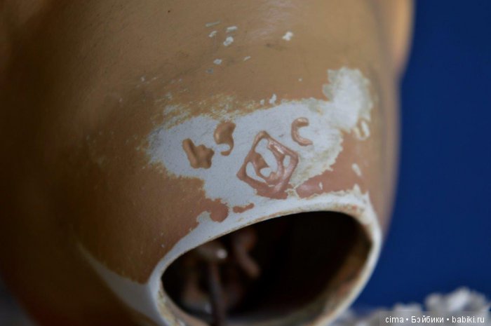 Сзади на головушке надпись