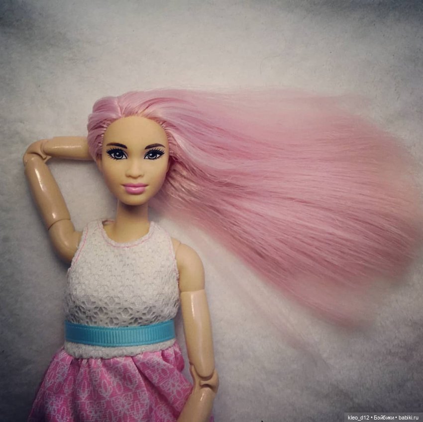 Барби с розовыми волосами. Барби с черными волосами в розовом. Барби с розовыми волосами кудрявая.