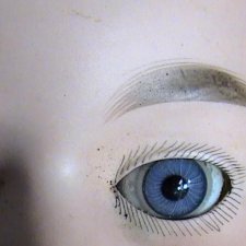 Коричневые, черные точки на фарфоровых лицах антикварных кукол. Что это