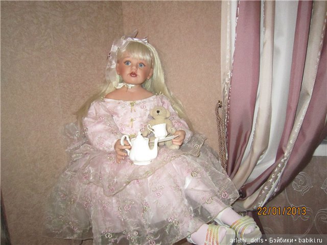 Есть ли у фарфоровой Барбары от Донны Руберт чайничек и блюдце с чашкой