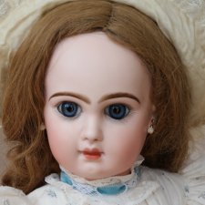 Прекрасная Jumeau Tete играет с лисичкой ❤️