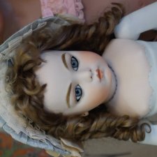 Аутентичная реплика Брю примеряет шляпки. Общий вид моих работ