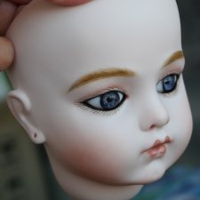 Новая заказная Брю распахнула свои ранние антикварные французские paperweight глаза