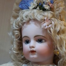 Моя ранняя сказочно красивая Gaultier Block Letter красуется в витрине 💖