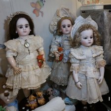 Мои Брю в вечерних полутемках на фоне ранних антикварных французских Denamur Etienne ✨ Сияние фарфора сквозь тончайшую полупрозрачную роспись ✨