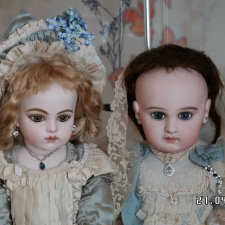 Моя Bru Jne на фоне ранней антикварной французской куклы Jumeau 💎