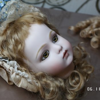 Хитроглазая кареглазая Bru Jne примеряет бонет ✨