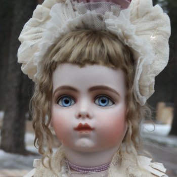 Пухлощёкая круглолицая Bru Jne гуляет в лесу перед поездкой в США 🌲✈️