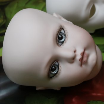 Взгляд Bru Jne в полутьме ✨