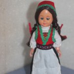 Маленькая сувенирная куколка в национальном костюме