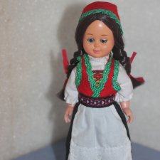 Маленькая сувенирная куколка в национальном костюме