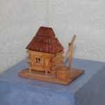 Деревянный домик СССР с колодцем для кукольных фото сессий