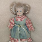 Маленькая фарфоровая куколка