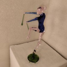 Гимнастка с булавами