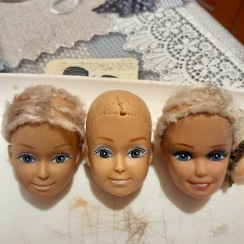 Три головки под окном