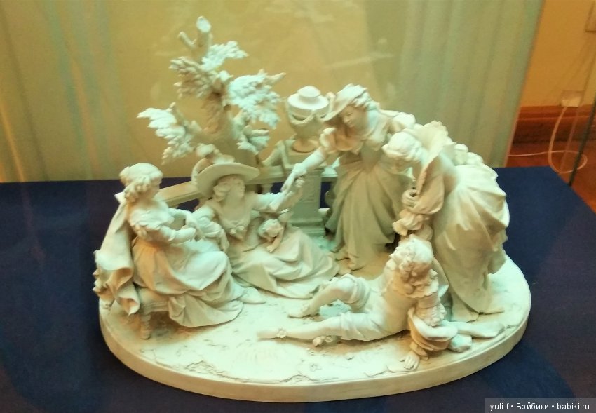 Мода в искусстве. Воскресный день в музее