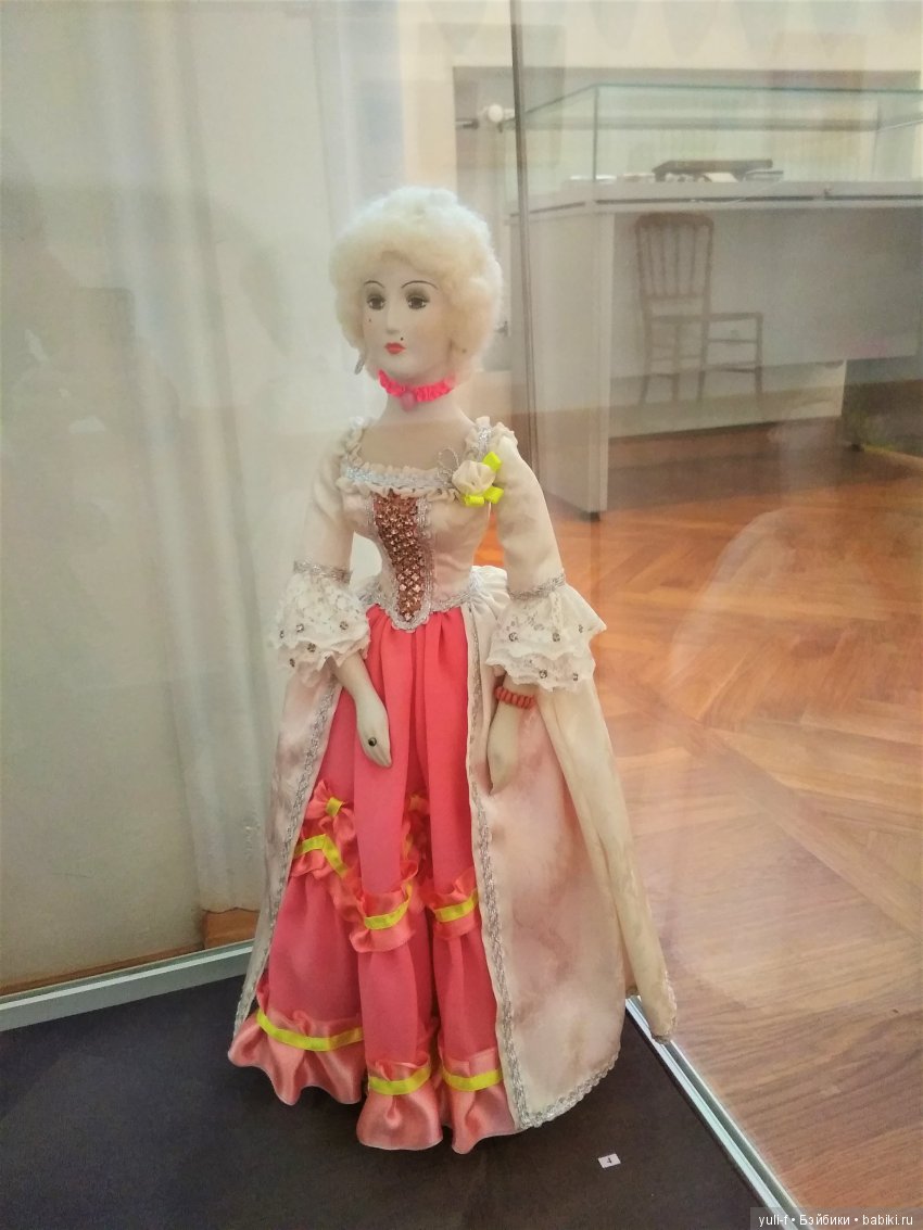 Мода в искусстве. Воскресный день в музее