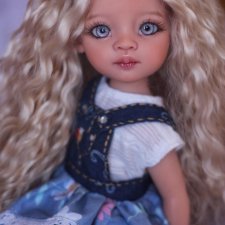 Маника — блондинка с большими глазками