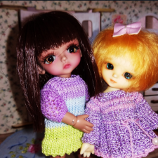 В красных сапожках и тортом!!).