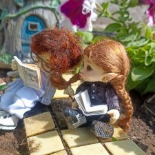 Буся, читает. Realpuki. 164