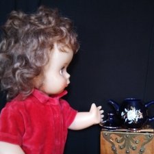 Миниатюрный чайник или кофейник для кукольного интерьера