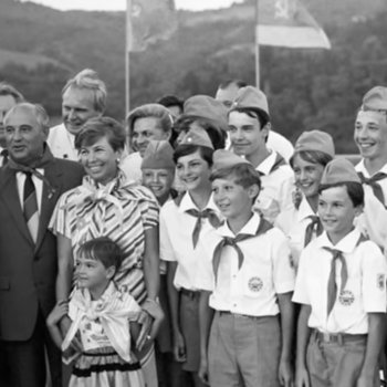 А предлагается флешмоб в честь Дня Пионерии