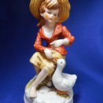 Изумительная фарфоровая статуэтка "Девушка с гусем", Alfretto Maruri ENESCO