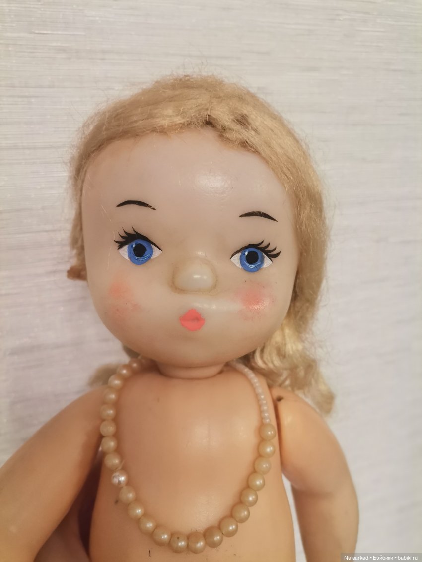 У неё руки и ноги на резинках, а голова на диске или на винте(не знаю как правильно), но стоит как родная, её не вытащить.